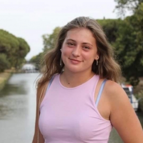 Maithe, Babysitter à Nazareth