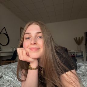 Emma, Babysitter à Beauraing