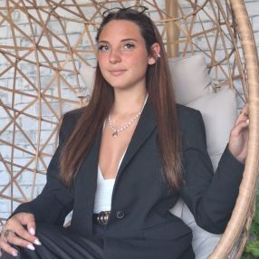 Lara, Babysitter à Flémalle
