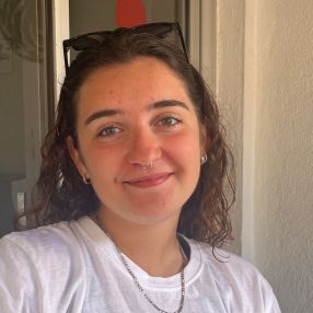 Kayla, Babysit in Les Bons Villers
