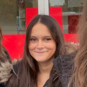 Syra, Babysitter in Torhout