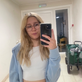Yona, Babysitter in Lokeren