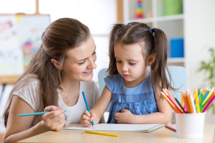 Canguro escribiendo currículum para ser niñera con niña