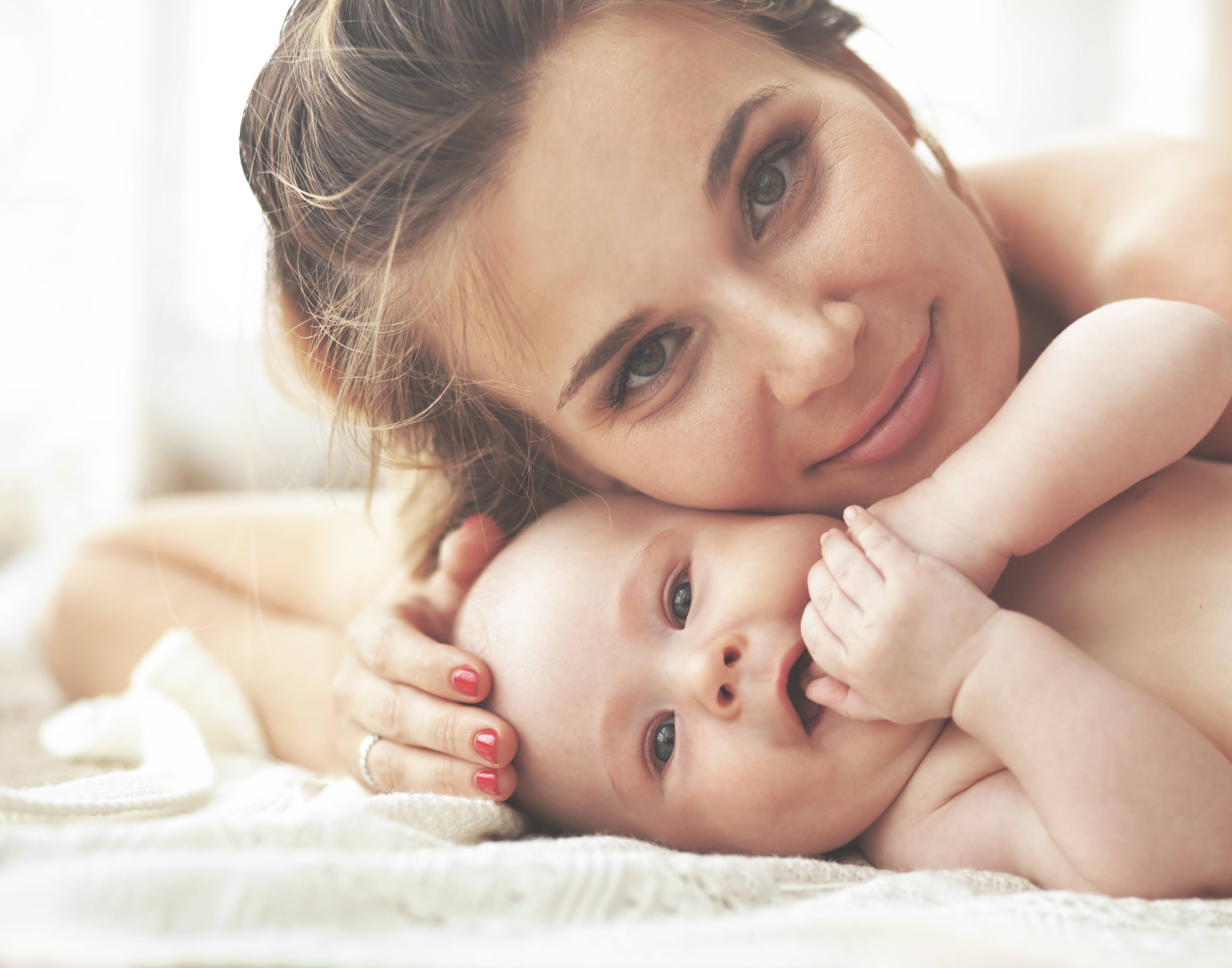 Женщина с младенцем фото