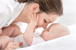 Una buena niñera de bebés interactúa con el recién nacido