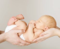 Cómo ser una buena niñera de bebés, recién nacido dormido