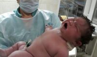 Una madre da a luz a una bebé gigante de más de 6 kilos, sola en casa y sin epidural