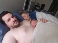 ¡Por favor, más hombres así! La emotiva foto viral de un padre cuidando de su bebé mientras mamá se echa la siesta