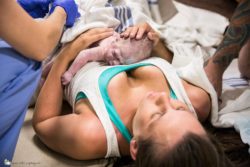 Una fotógrafa capta la impresionante secuencia de una mujer que da a luz en el pasillo de un hospital 10