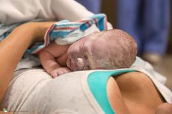 Una fotógrafa capta la impresionante secuencia de una mujer que da a luz en el pasillo de un hospital 11