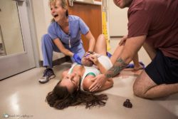 Un fotógrafo capta la impresionante secuencia de una mujer que da a luz en el pasillo de un hospital 7