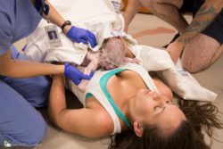 Una fotógrafa capta la impresionante secuencia de una mujer que da a luz en el pasillo de un hospital 8