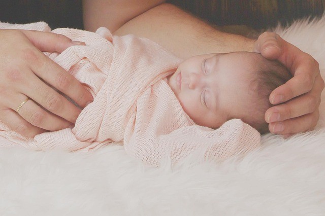 apenas su Betsy Trotwood Cómo ser una buena niñera de bebés: 10 pasos (con fotos)