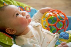 Cómo prevenir accidentes infantiles, bebé jugando