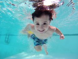 Cómo evitar accidentes infantiles, niño nadando en la piscina