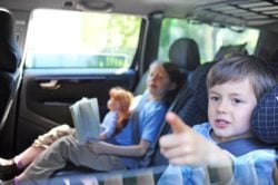 Cómo evitar accidentes infantiles, niños anclados a sillas de seguridad en coche