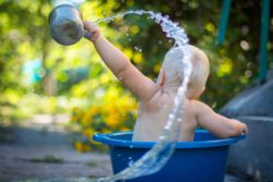 Cómo prevenir accidentes infantiles, bebé baño en barreño con agua