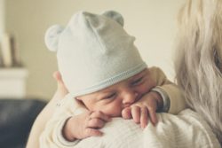 Cómo prevenir accidentes infantiles, bebé echando gases tras biberón