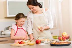 Cómo prevenir accidentes infantiles, niña cocinando con su madre
