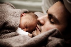 muerte súbita del bebé, recién nacido durmiendo con padre