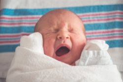 muerte súbita del bebé, recién nacido bostezando