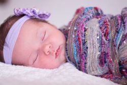 muerte súbita del bebé, recién nacido envuelto durmiendo