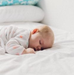 muerte súbita del bebé, recién nacido sobre colchón