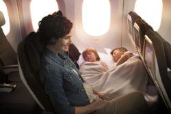Viajar con niños y dormir en avión de Air New Zealand
