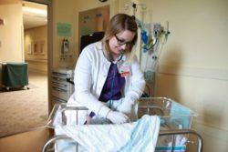 Bebés prematuros reciben alta en UCI