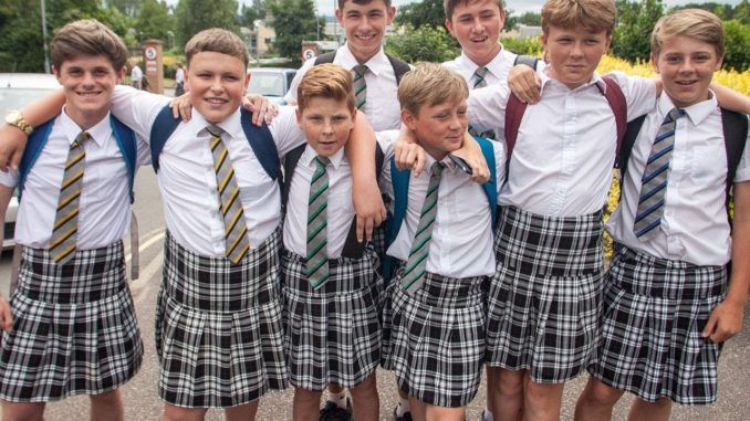 Posibilidades cuadrado entonces Un colegio británico sugiere que los niños lleven falda en el uniforme ante  la prohibición del pantalón corto