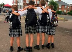 Un colegio británico sugiere que los alumnos lleven uniforme con falda