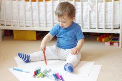 Juegos para niños de 1 a 2 años, niño pintando