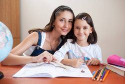 canguro universitaria ayudando a niña a hacer deberes
