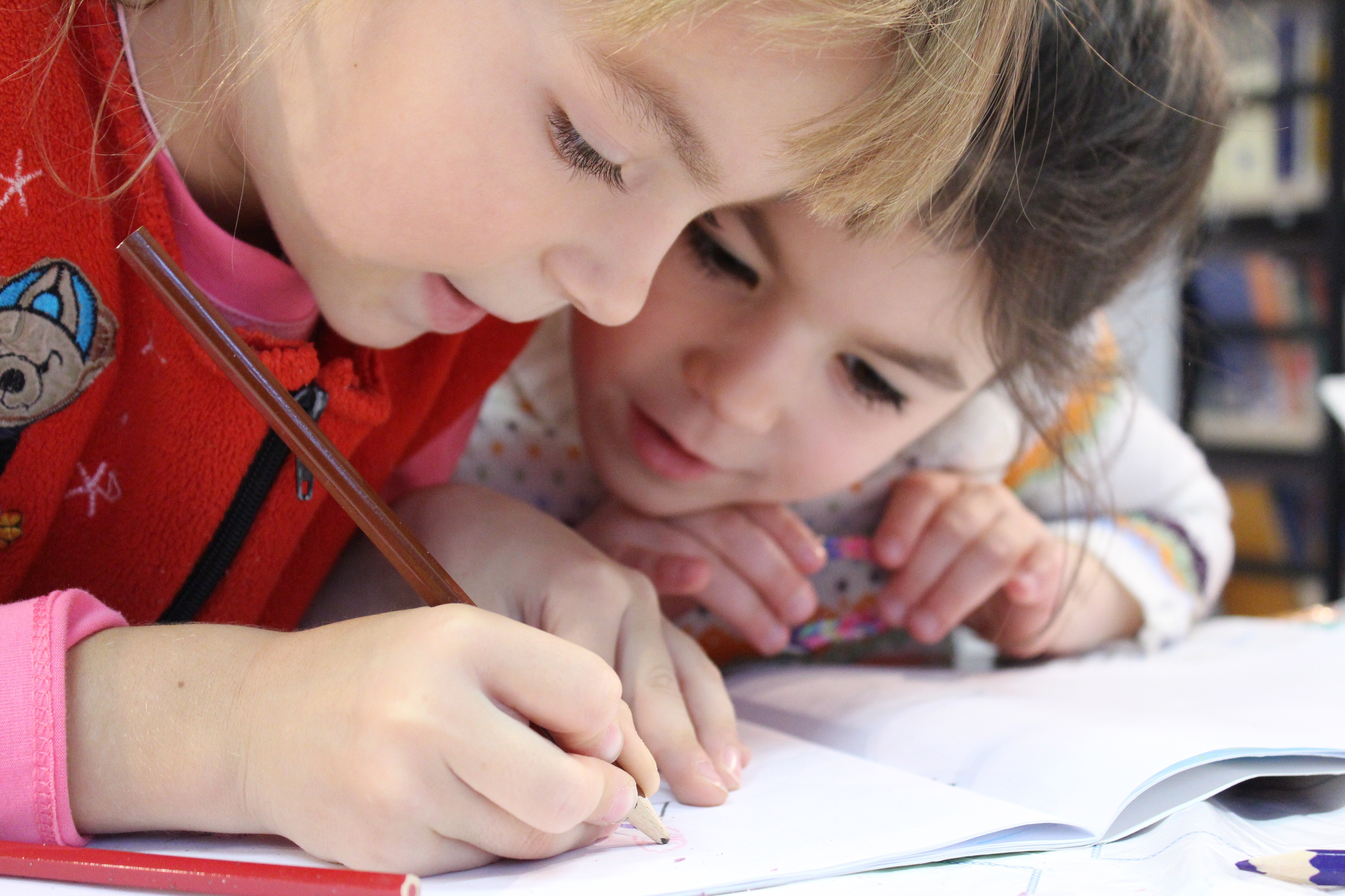 Adaptación a la guardería, niños dibujando