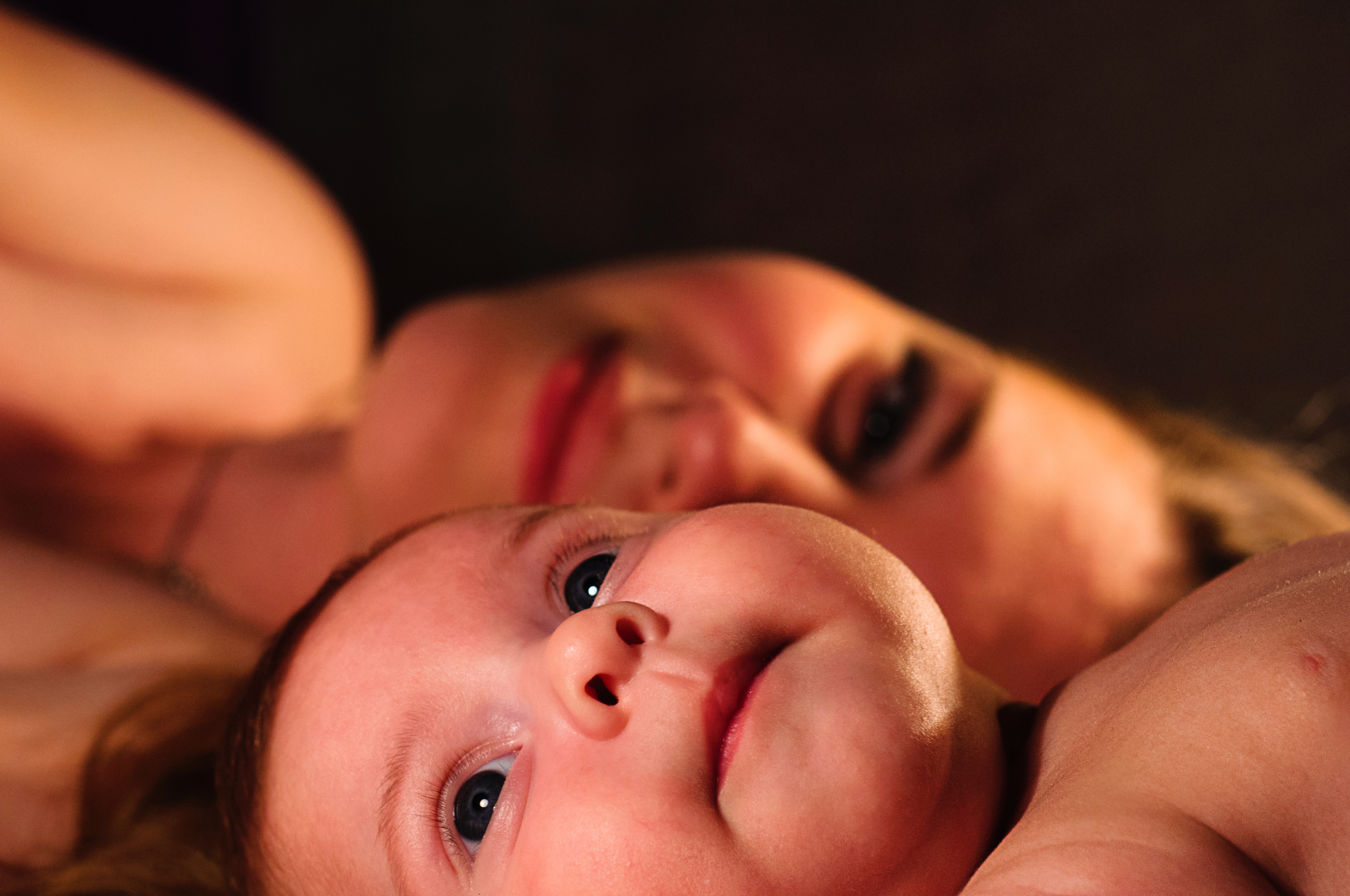 Bebé con madre durante baja por maternidad