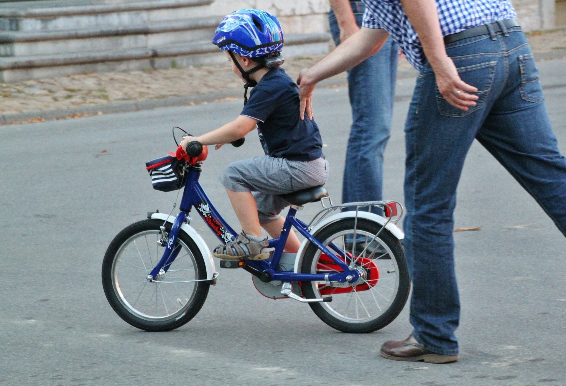 Cómo enseñar a montar en bici sin ruedines