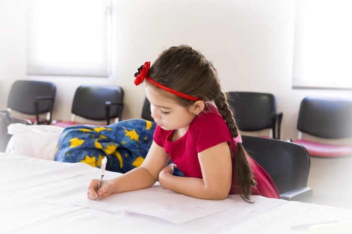 bambina scrive lettera di referenze