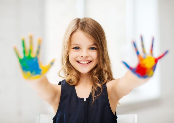 bambina con le mani colorate alvoretti festa del papà