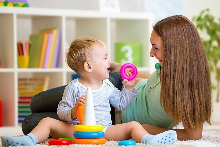 baby sitter gioca con bambino scrivere il curriculum baby sitter