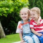 bambini che si abbracciano colloquio da baby sitter