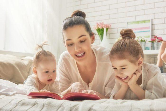 baby sitter legge un libro con bambini scrivere il curriculum baby sitter