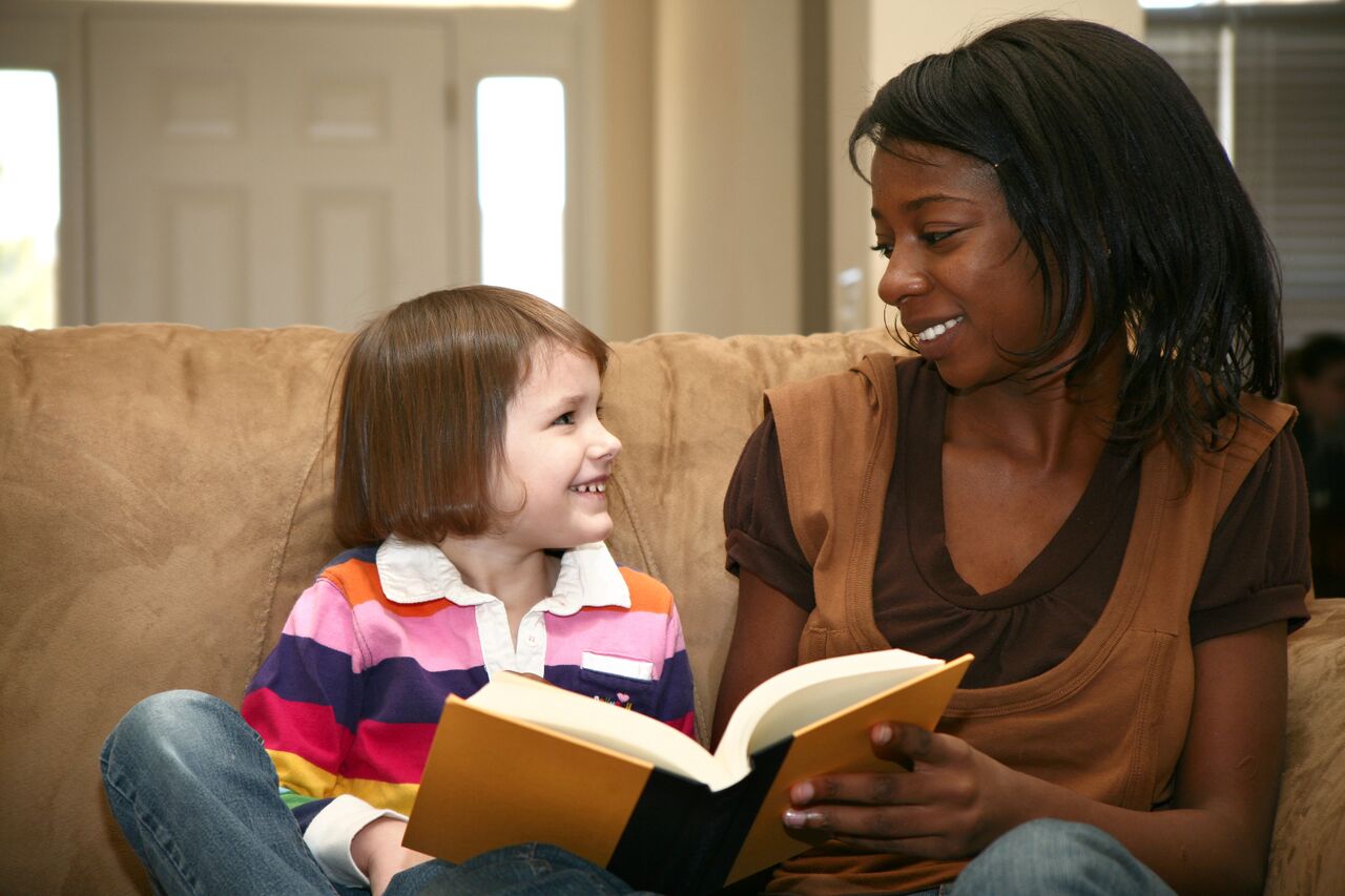 baby sitter e bambina leggono un libro baby sitter senza esperienza