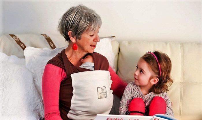 nonna legge libro a nipotina nonni nido o baby sitter