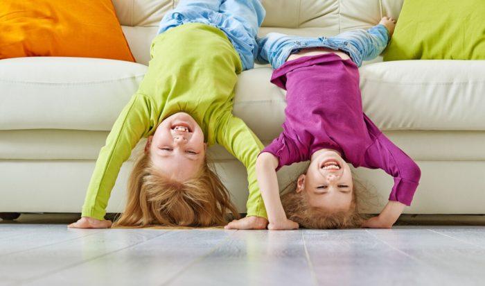 bambini a testa in giù sul divano primo giorno da baby sitter