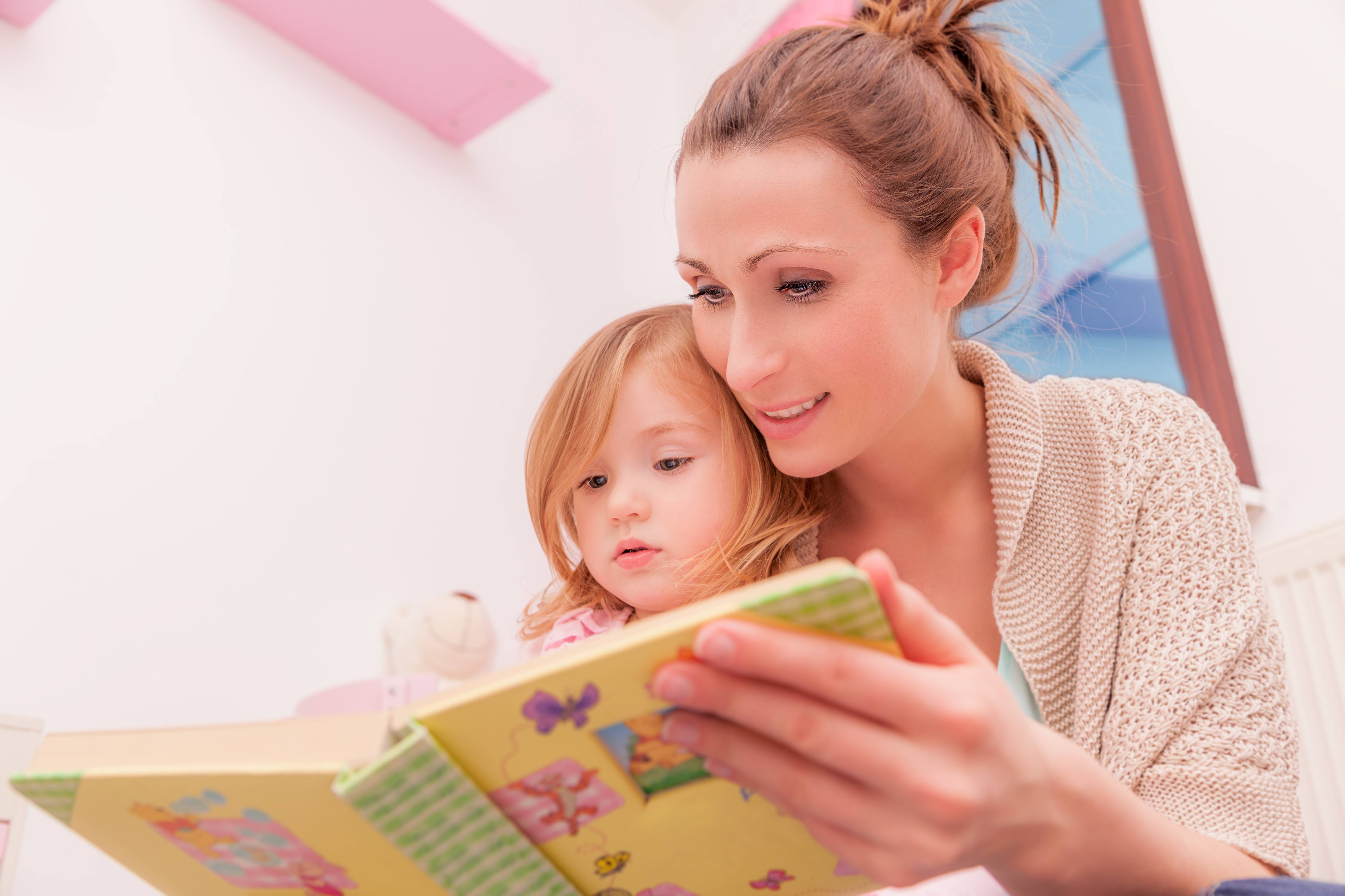 Научат быть мамой. Мама читает ребенку. Мама читает сказку. Чтение для детей. Мамы и малыши книжка.