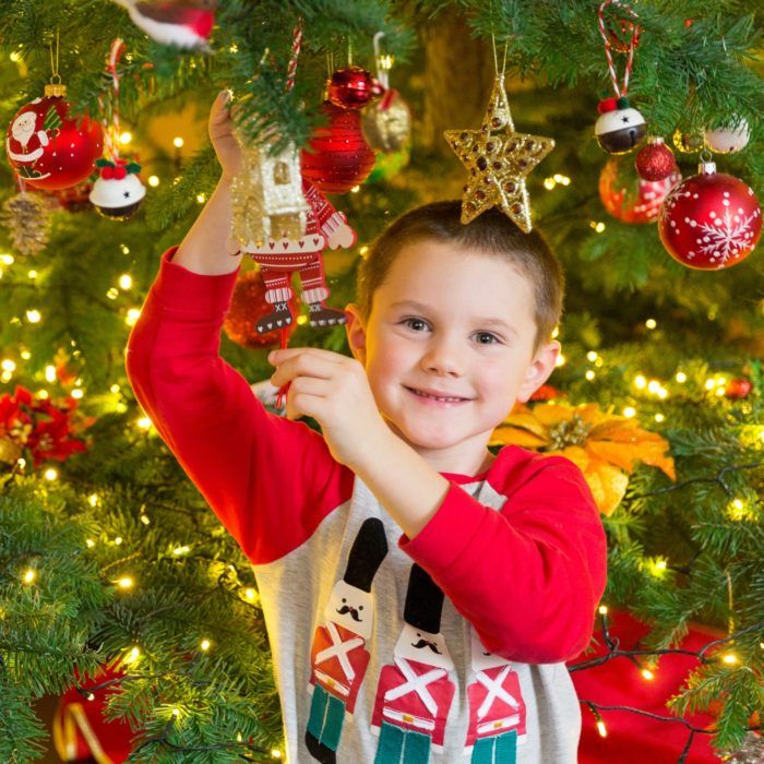 bambino con albero di natale centro invernale per bambini