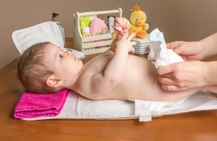 cambio del pannolino baby sitter per neonati