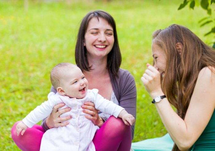 mamma e baby sitter con bambino al parco baby sitter perfetta