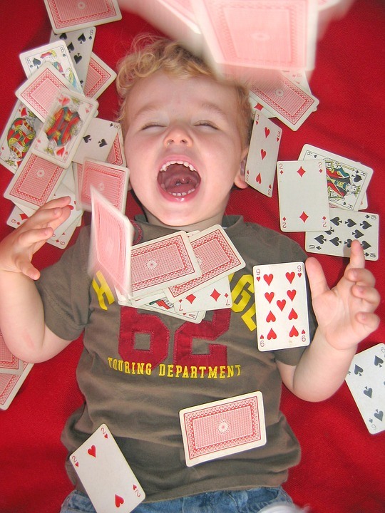 bambino con carte da gioco giochi per bambini di 5 anni