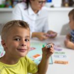 bambino gioca a monopoli giochi per bambini di 6 anni